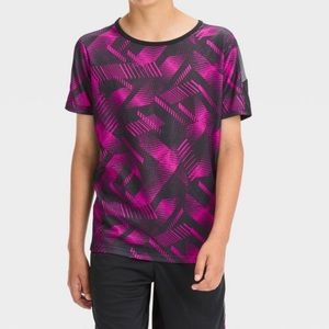 Short-sleeve T-shirt with moisture-wicking properties